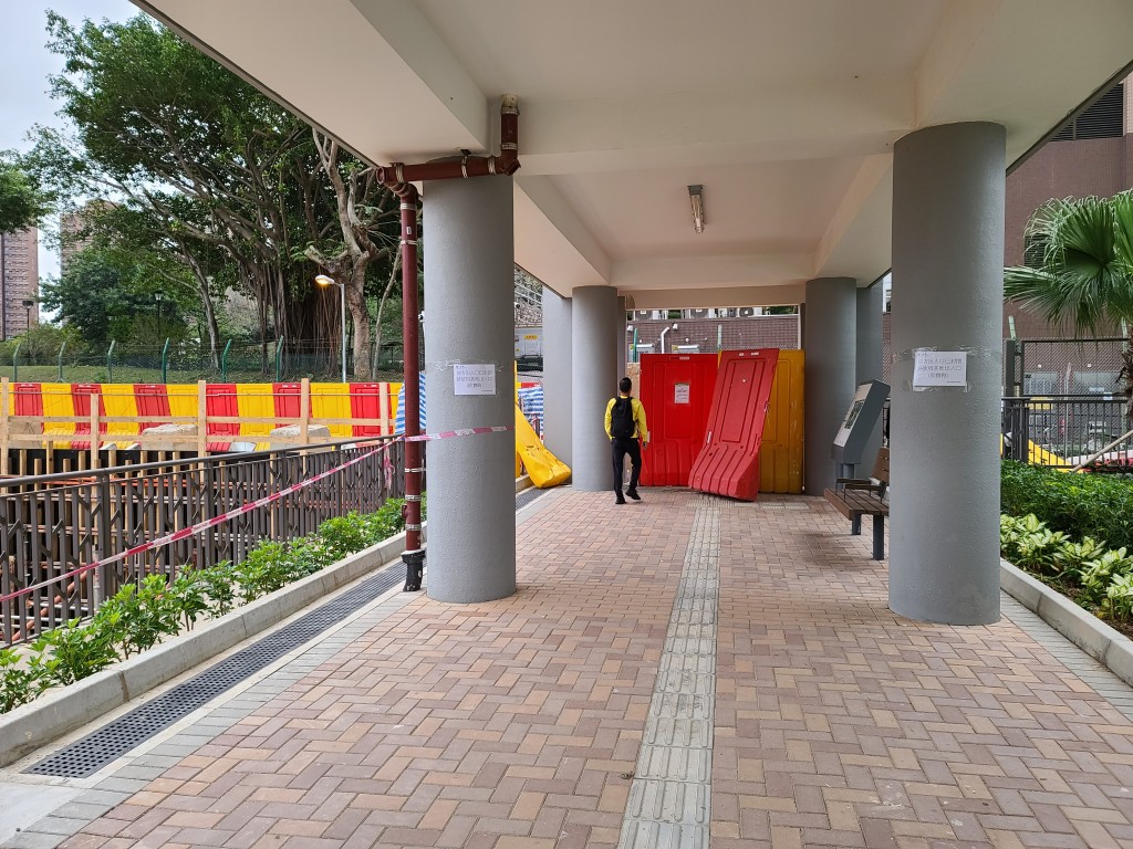 菁田邨原本有一个出入口位于菁喜楼后门，惟早前被封闭。